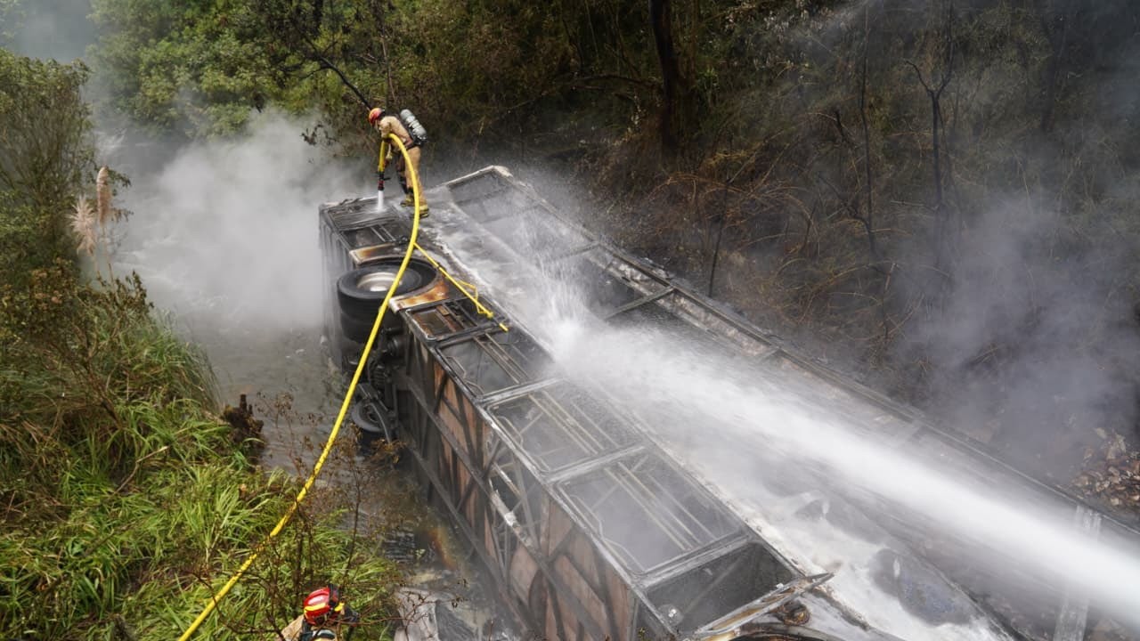 Ônibus cai em abismo e deixa 11 mortos no Equador; FOTOS