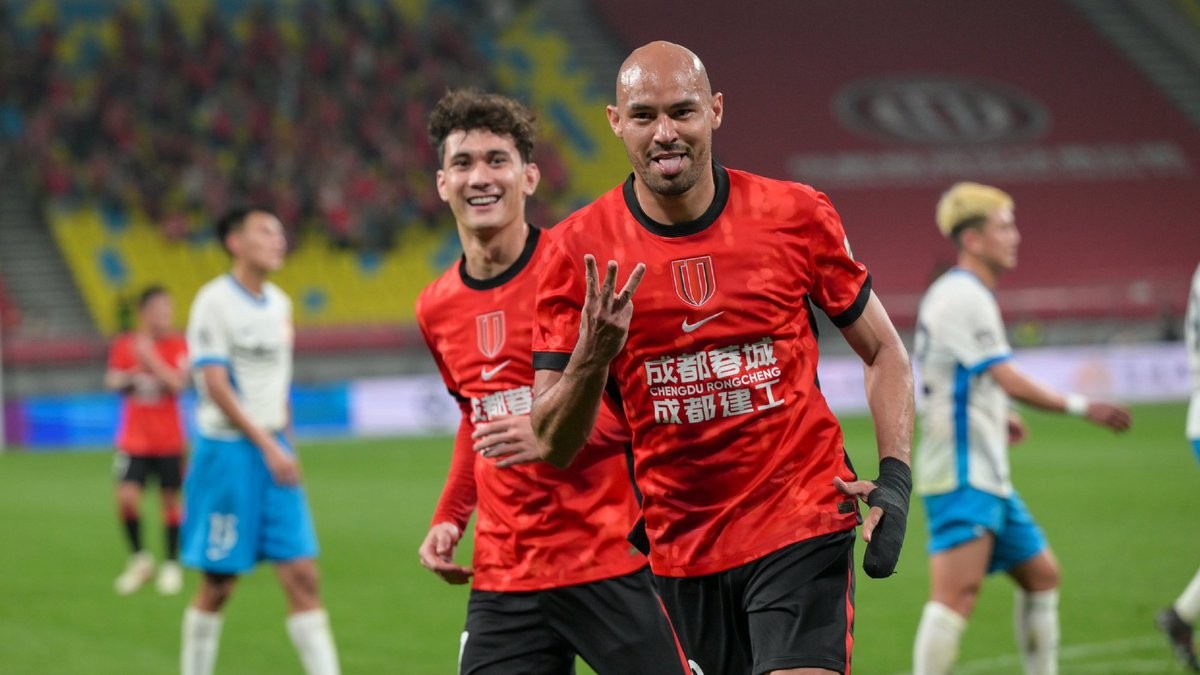 Brasileiro marca hat-trick em menos de 20 minutos na Superliga Chinesa no dia do seu aniversário