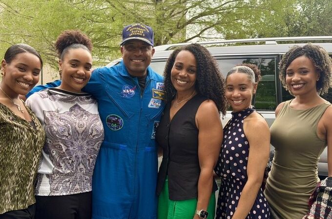 Astronauta Victor Glover celebra retorno da Artemis II e diz: ‘Missão cumprida’