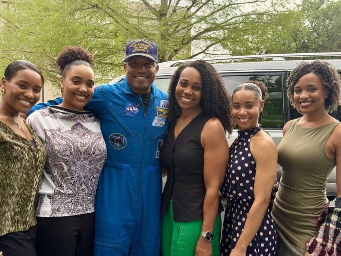 Astronauta Victor Glover celebra retorno da Artemis II e diz: ‘Missão cumprida’