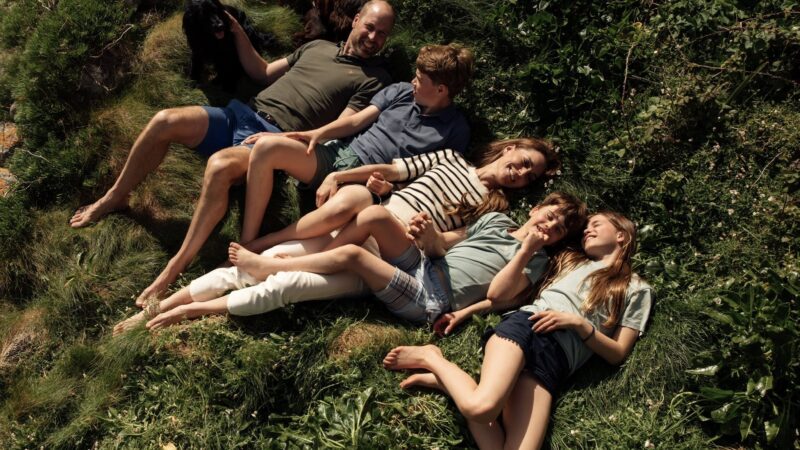 Kate Middleton e príncipe William postam foto de família para celebrar 15 anos de casamento; VEJA