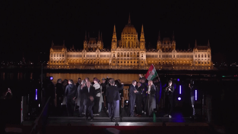Político da Hungria rouba a cena com dança para festejar derrota de Orbán; VÍDEO