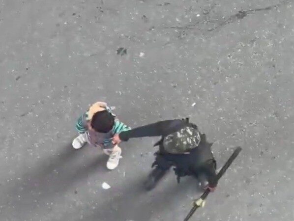 Vídeo mostra crianças sendo usadas como ‘escudo’ durante confronto na Colômbia; presidente reage: ‘Isso não admito’