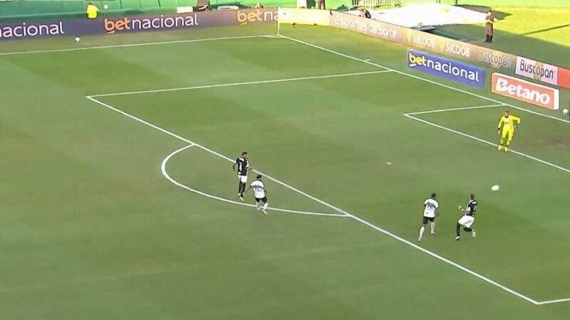 Coritiba x Atlético-MG: Lyanco falha e entrega gol bizarro para Pedro Rocha; assista