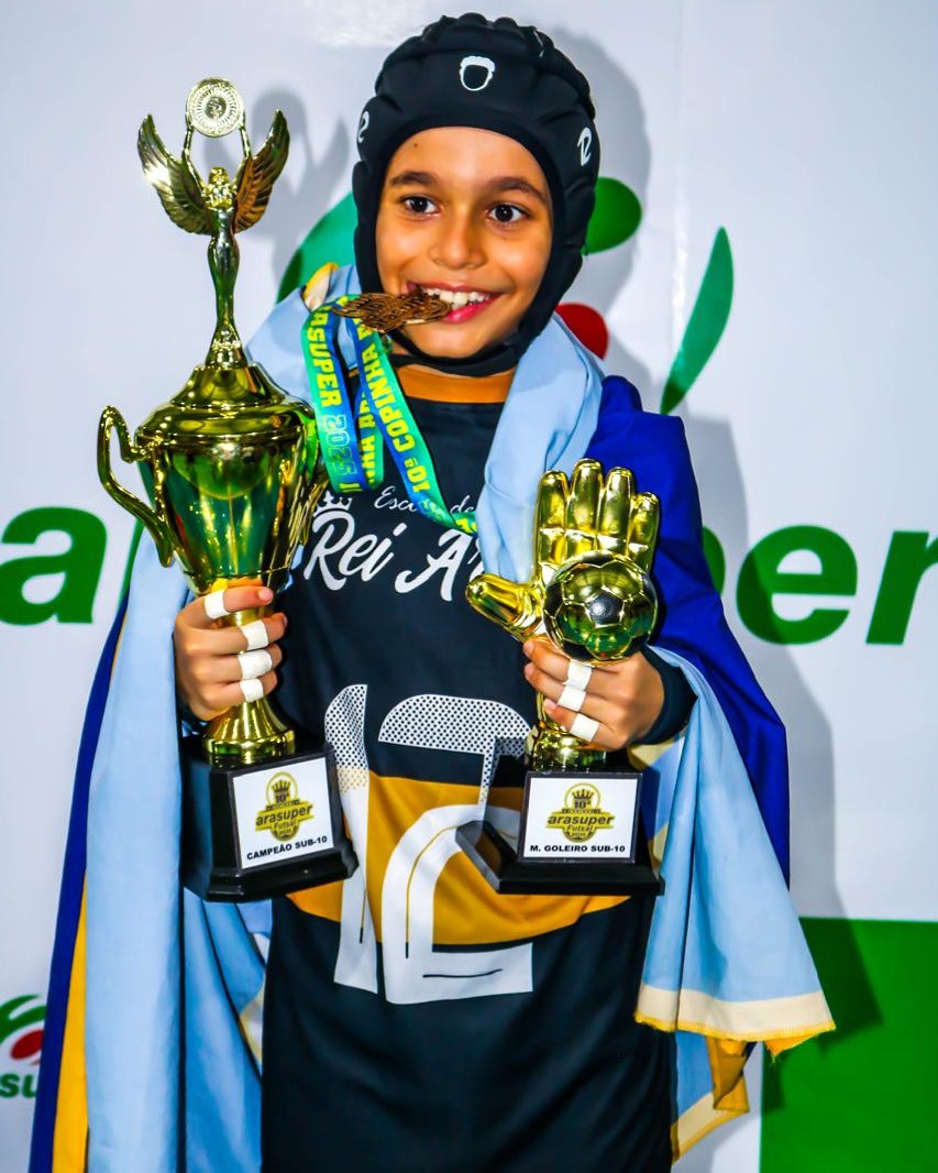 Inspirado em Weverton e Courtois, goleiro que usa capacete no AC será avaliado na base do Vasco