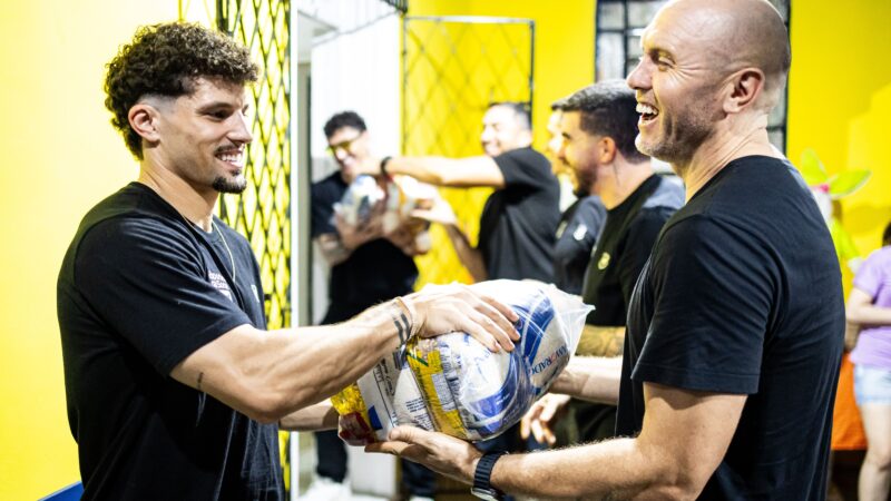 Por iniciativa de Mozart, elenco do Ceará entrega cestas básicas em projeto social