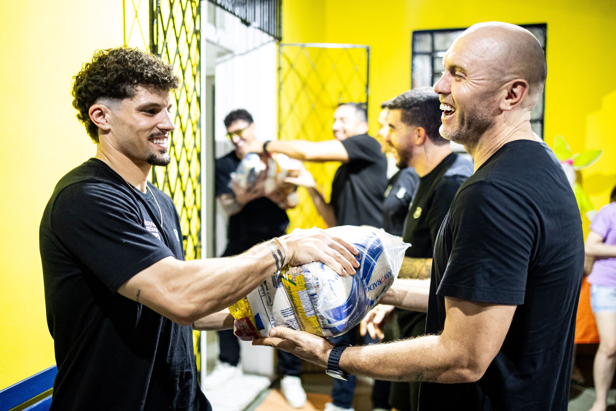 Por iniciativa de Mozart, elenco do Ceará entrega cestas básicas em projeto social