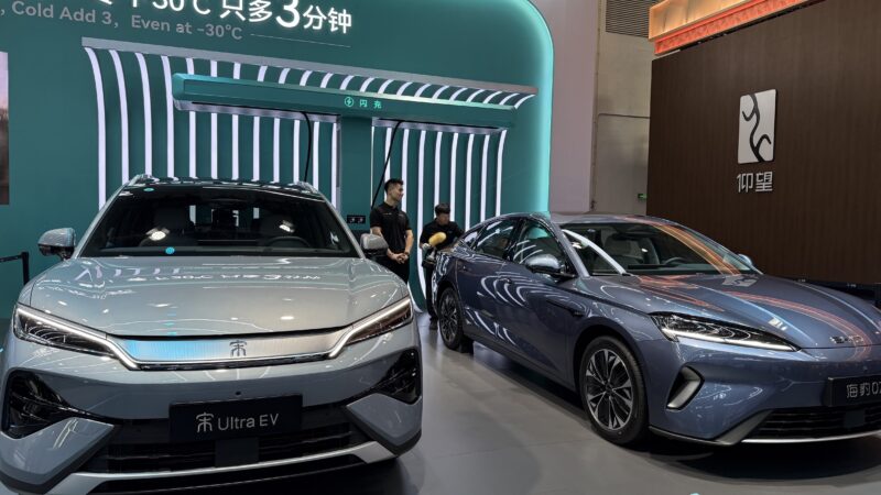 Salão de Pequim: Brasil terá 1 mil carregadores ultrarrápidos da BYD com recarga em 9 minutos até 2027; VÍDEO