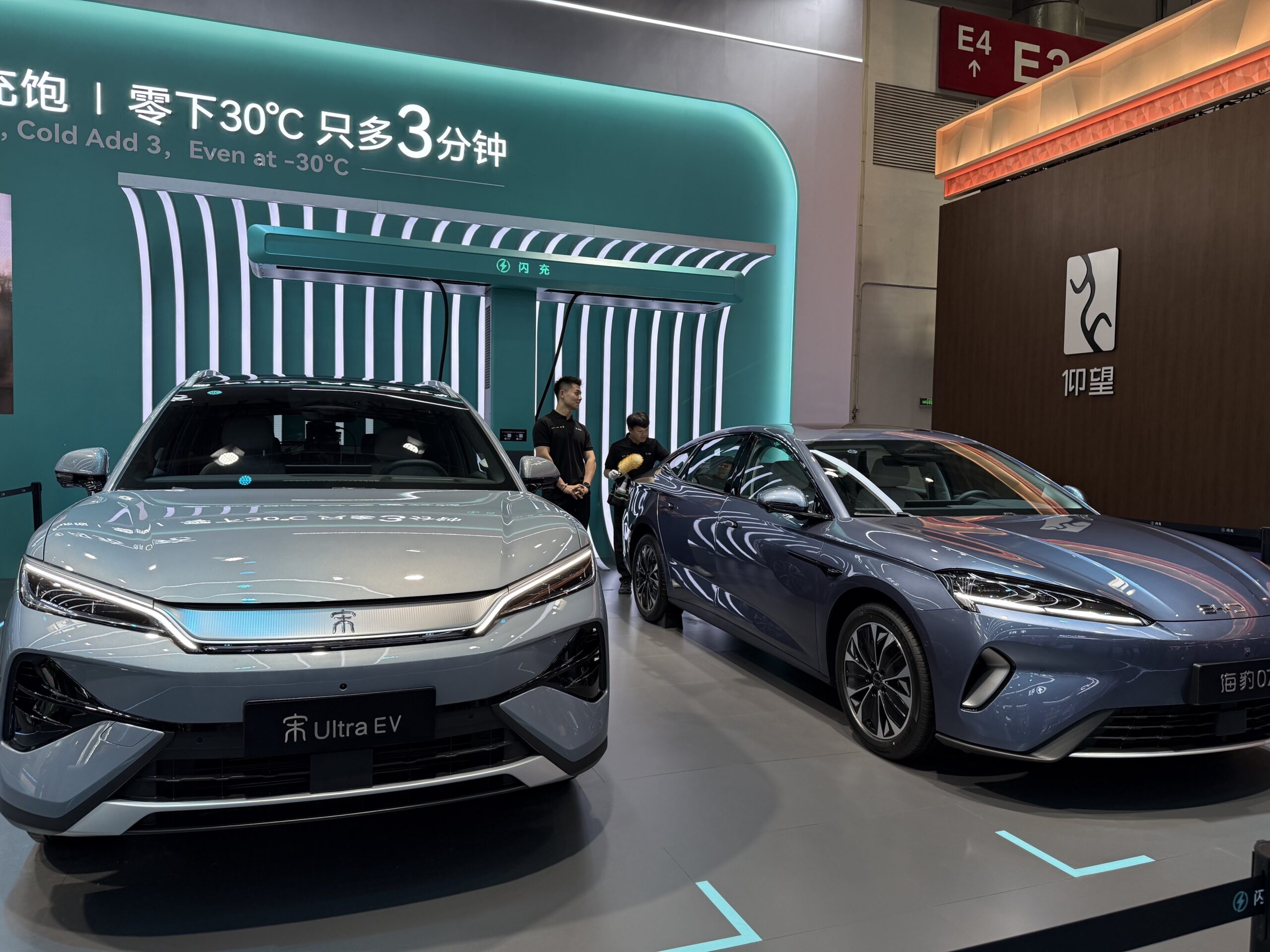 Salão de Pequim: Brasil terá 1 mil carregadores ultrarrápidos da BYD com recarga em 9 minutos até 2027; VÍDEO