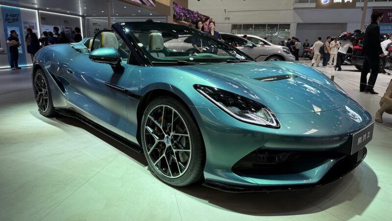 Salão de Pequim: marca de luxo da BYD mostra supercarro elétrico mais veloz que Ferrari; VÍDEO