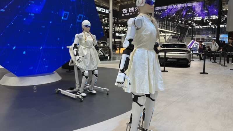 Salão de Pequim: grupo Chery mostra robôs humanoides de R$ 210 mil; VÍDEO
