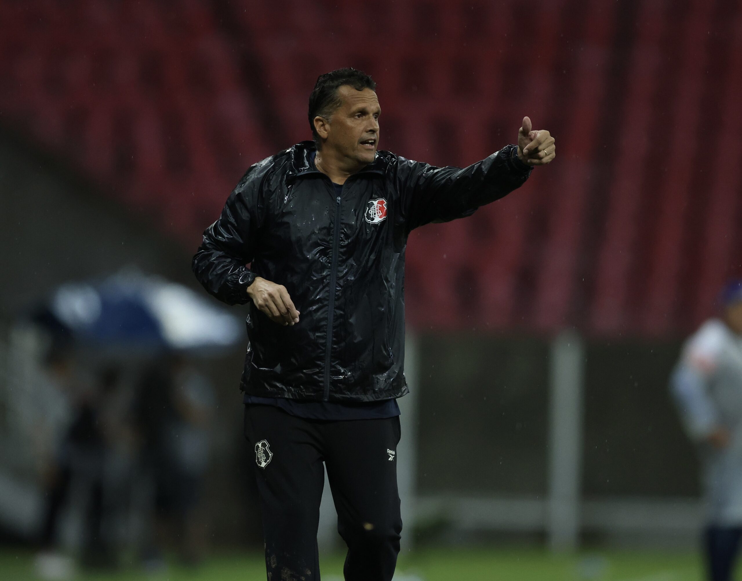 “Não podemos voltar de mala vazia”, diz Claudinei, sobre primeiro jogo fora do Santa Cruz na Série C