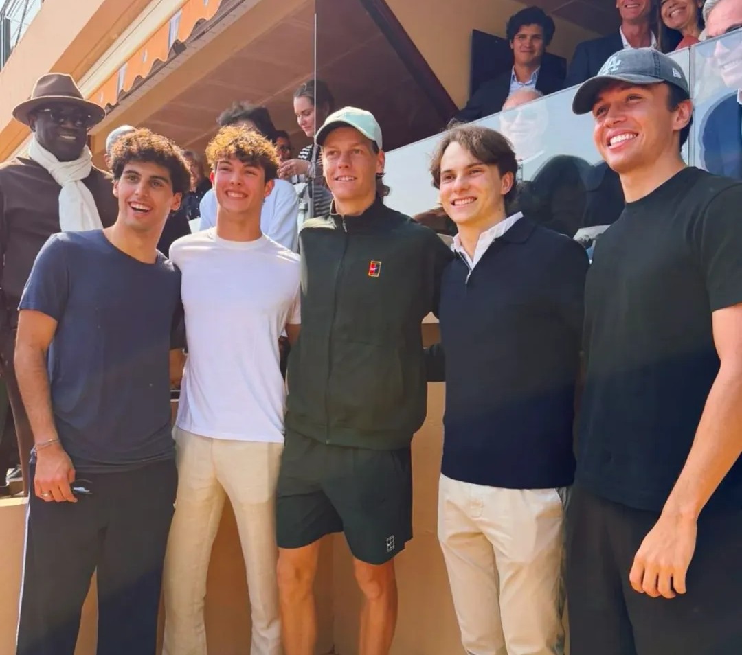 Bortoleto e outros pilotos da F1 se encontram com Sinner em Monte Carlo