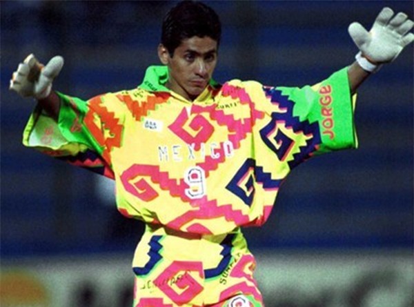 Lembra dele? Goleiro do México em três Copas, Jorge Campos lança coleção inspirada em estilo extravagante