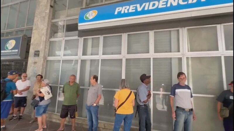 Governo diz que fila do INSS recuou em março, mas que está no mesmo tamanho de um ano atrás