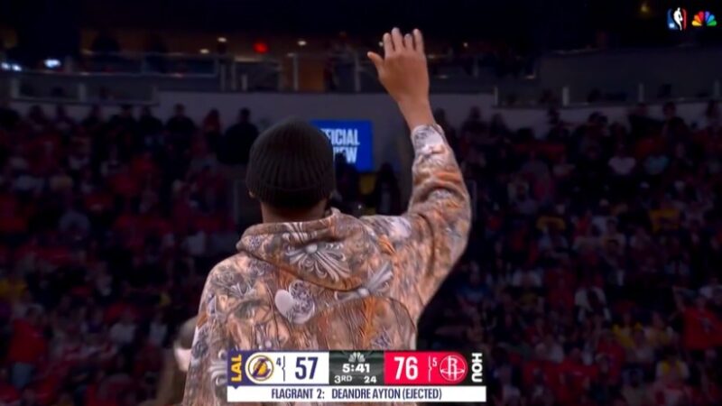 “Tchauzinho” de Durant para Deandre Ayton viraliza em vitória dos Rockets sobre os Lakers