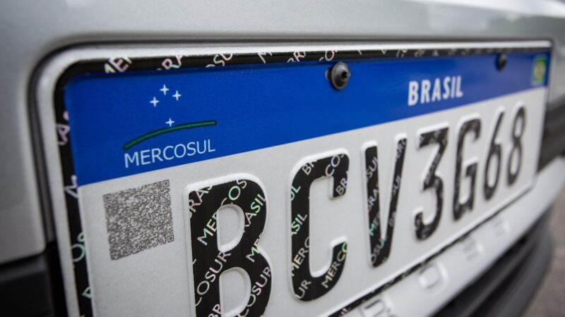 Entenda o projeto que pode mudar placas de veículos no Brasil