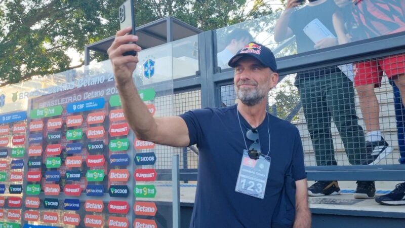 VÍDEO: Klopp dá autógrafo e tira selfie com fãs antes de jogo do Bragantino contra o Palmeiras