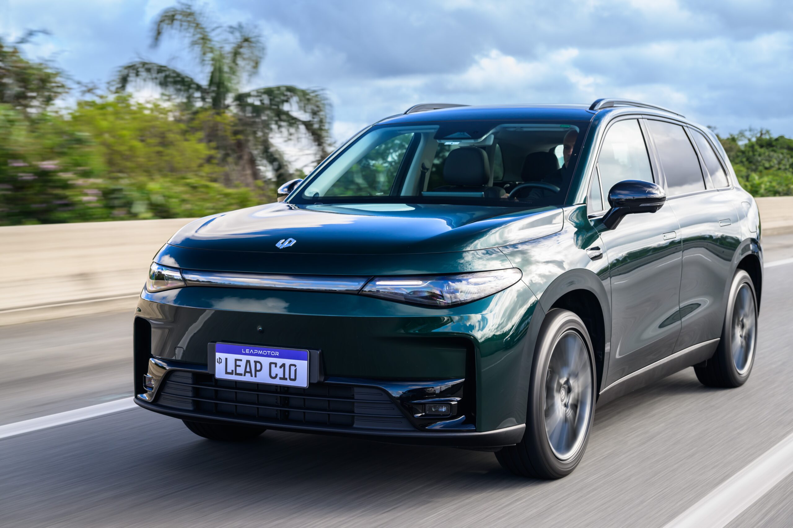 Leapmotor terá modelos B10 e C10 produzidos pela Stellantis em Pernambuco