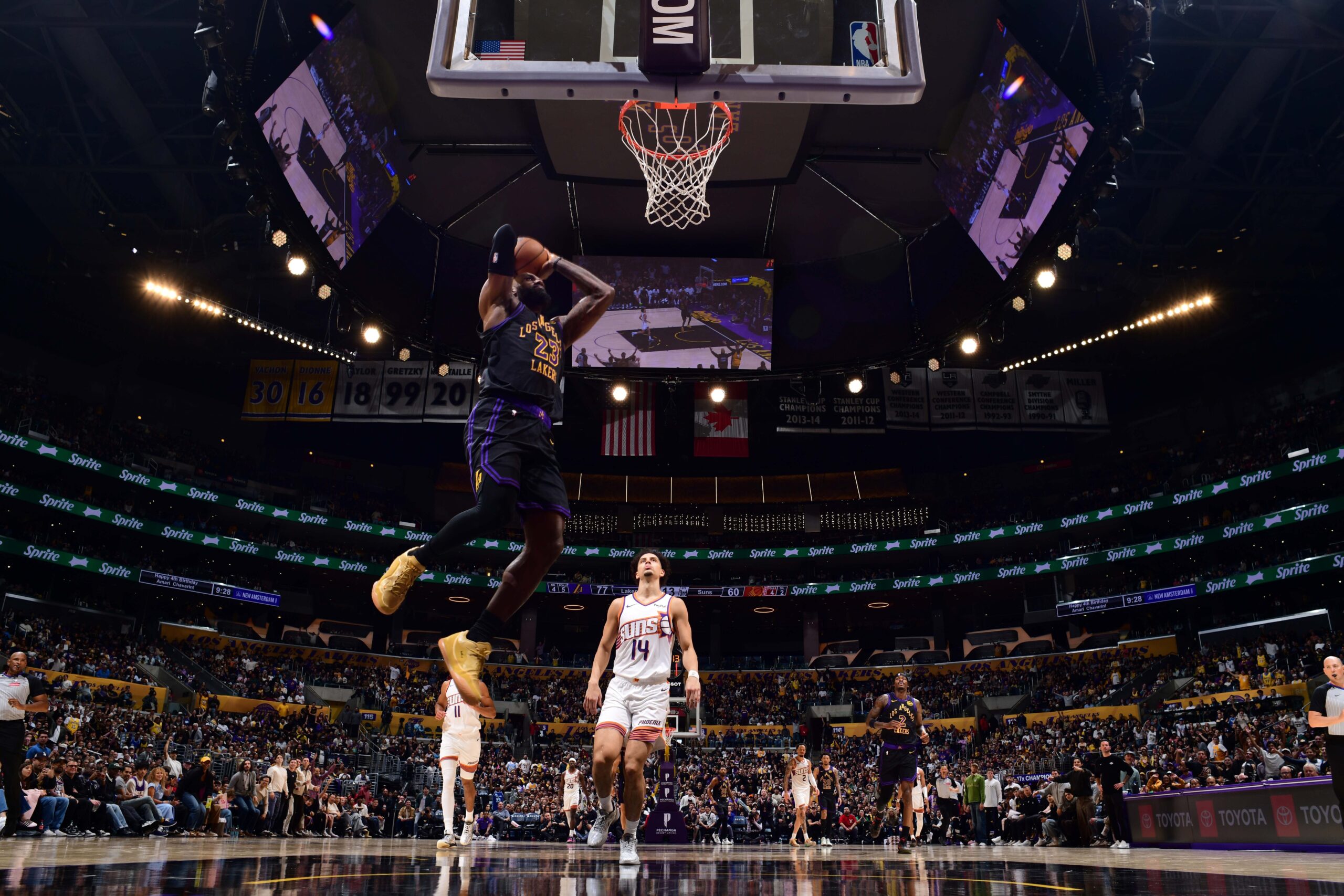 LeBron soma 12 mil assistências e alcança nova marca na NBA