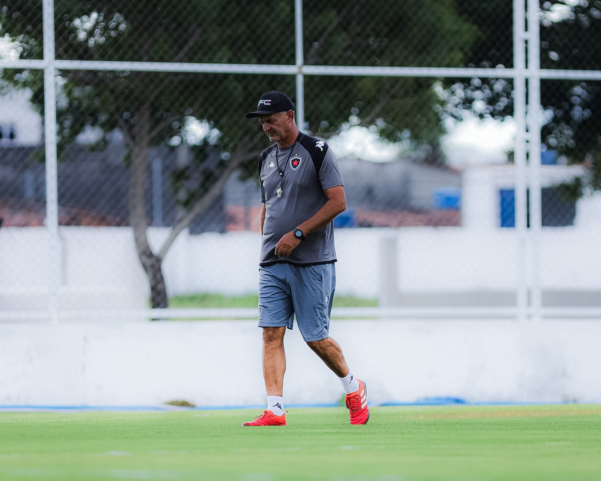 Volta de Lisca ao futebol é marcada por título, ambiente conturbado e demissão após tropeços na Série C