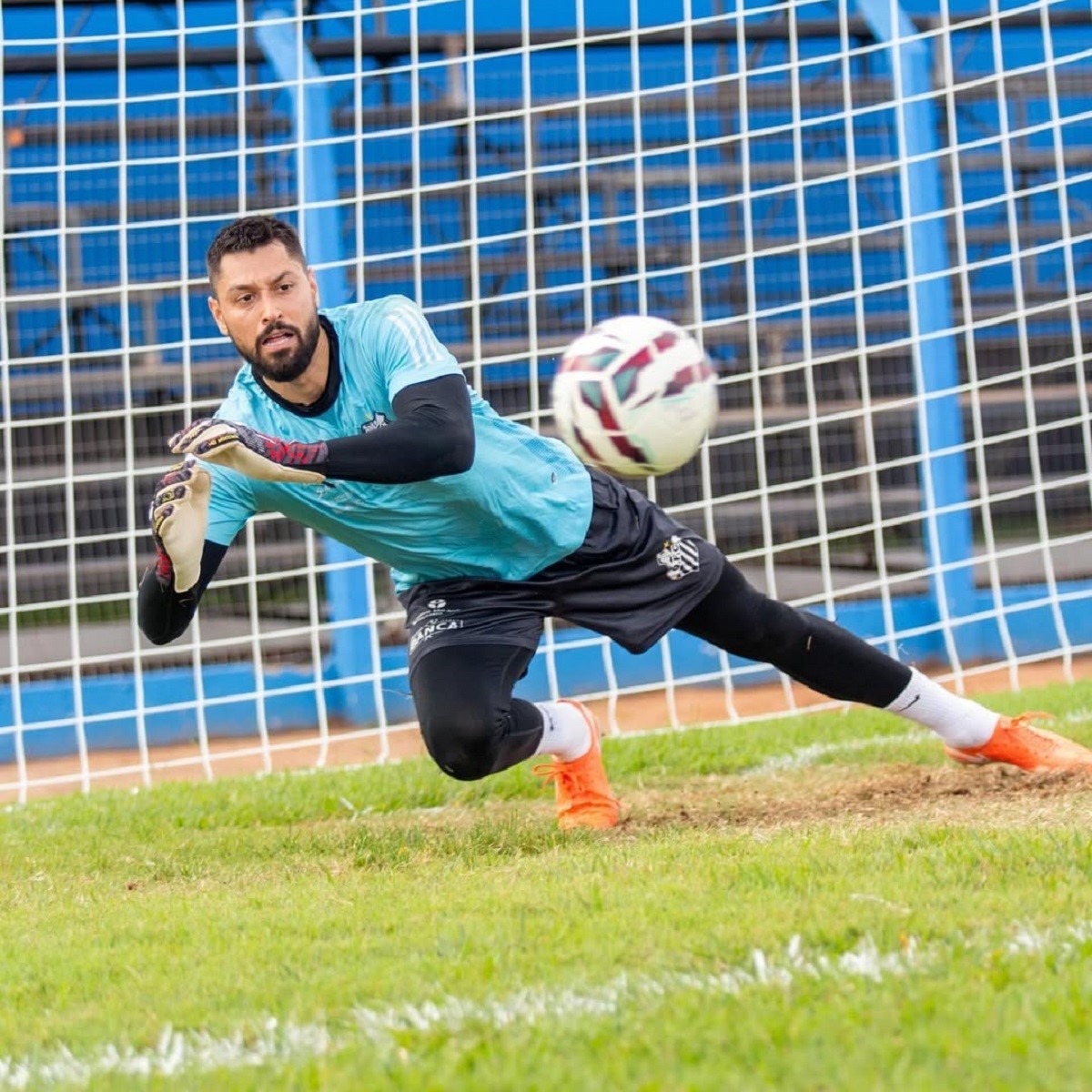 Goleiro Covolan tem lesão muscular e desfalca Operário-MS por seis jogos