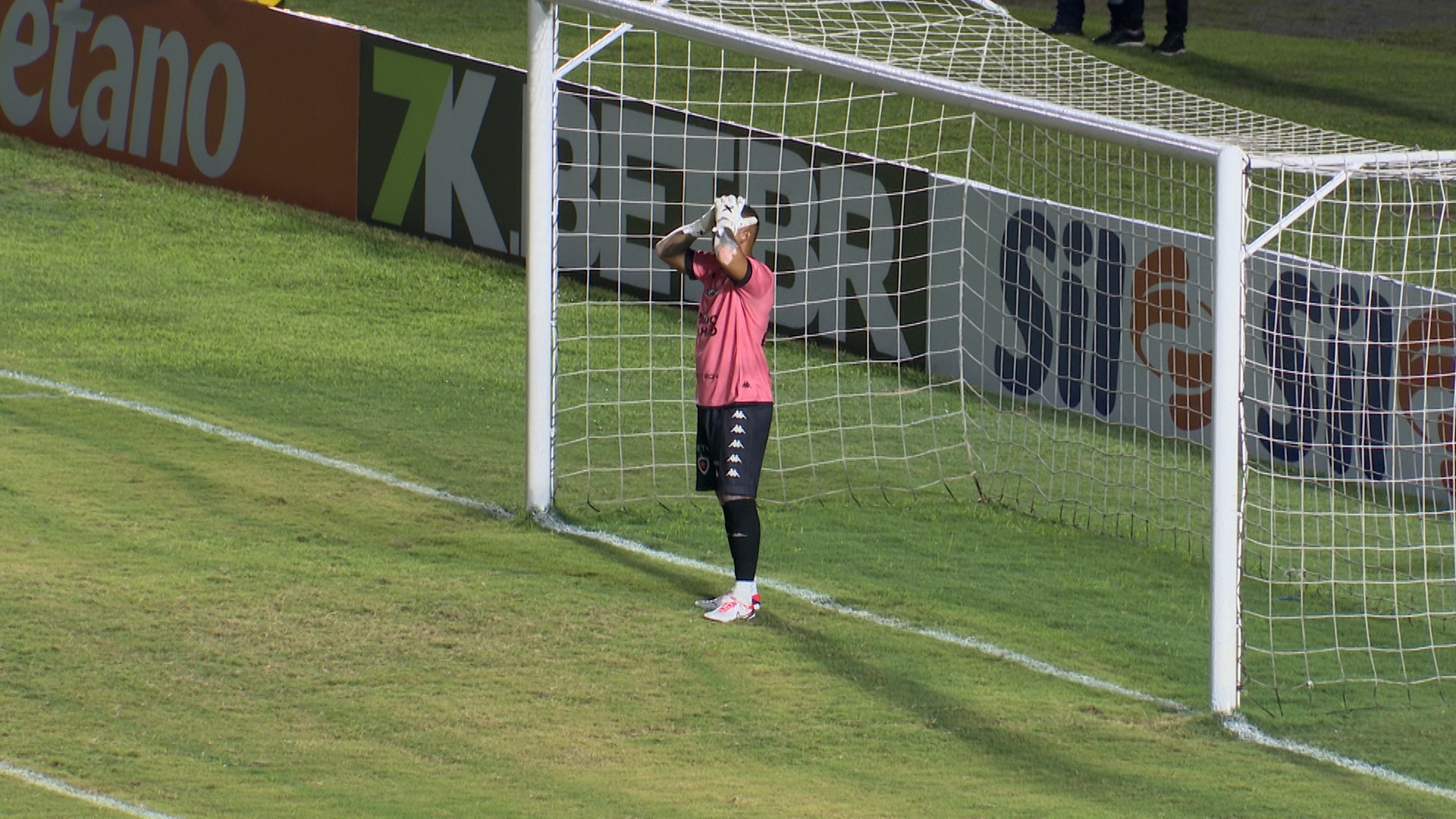 Um por mês: clube na Série C chega ao quarto goleiro em temporada marcada por falhas