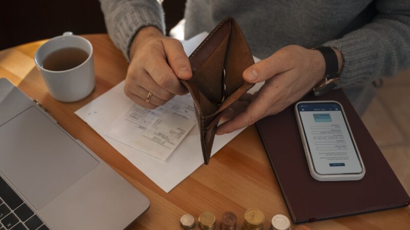 Conteúdos virais prometem atalhos para reduzir dívidas, mas especialistas alertam para armadilhas