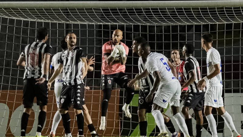 Max Walef se firma como titular e avalia troca de goleiros no Botafogo-PB: “Não é bom”