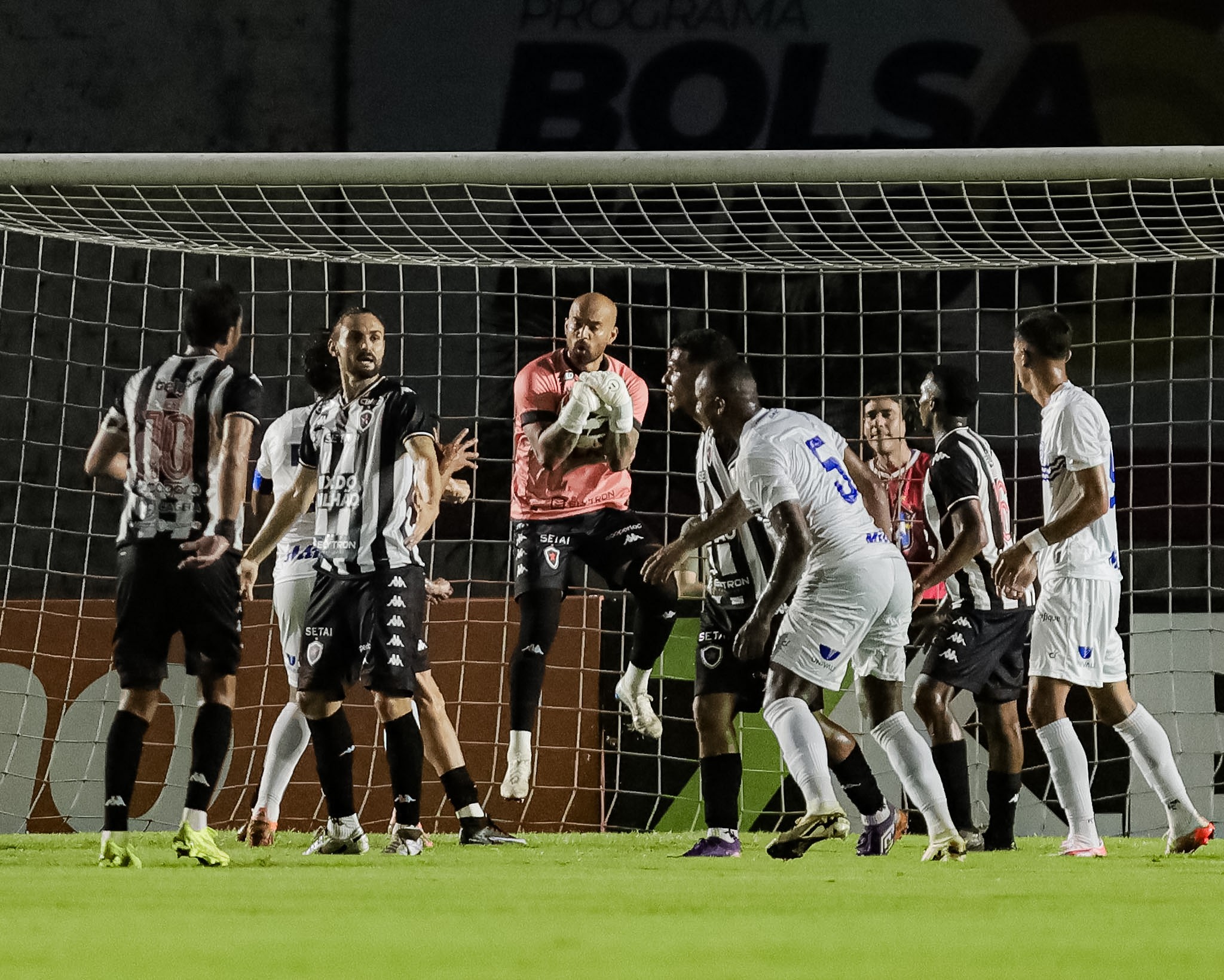 Instabilidade no gol volta a aparecer na primeira derrota do Botafogo-PB na Série C