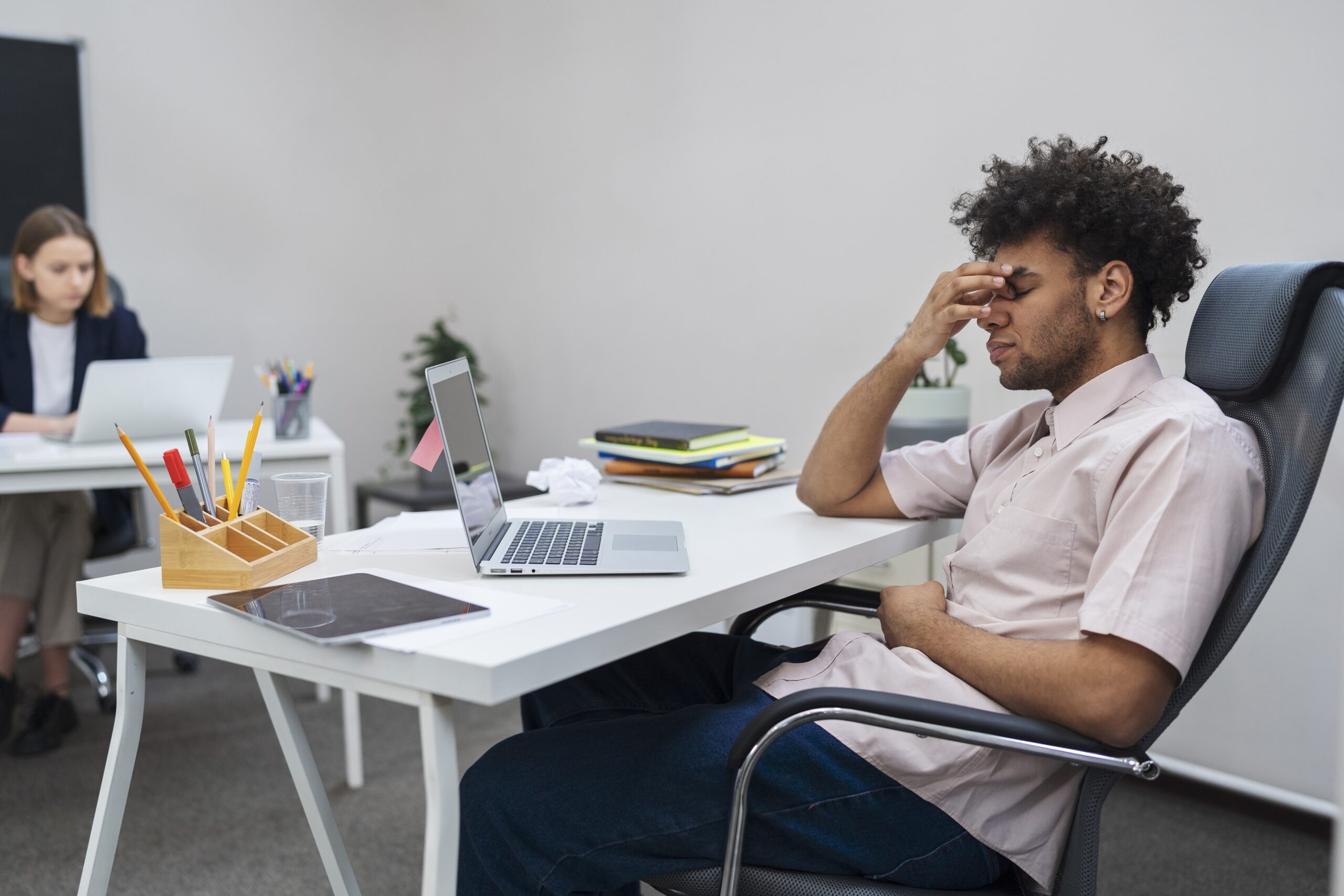 Jornadas longas, insegurança e assédio no trabalho causam mais de 840 mil mortes por ano, diz OIT