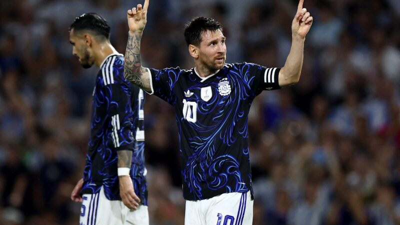 Torcedor invade coletiva da Argentina após goleada sobre a Zâmbia: “Mbappé é o melhor do mundo”; vídeo