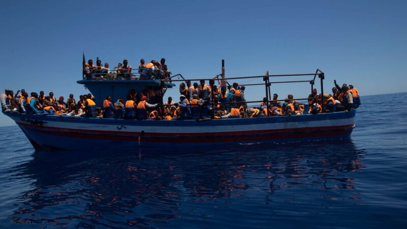 105 migrantes naufragam perto da costa da Itália; 32 são resgatados