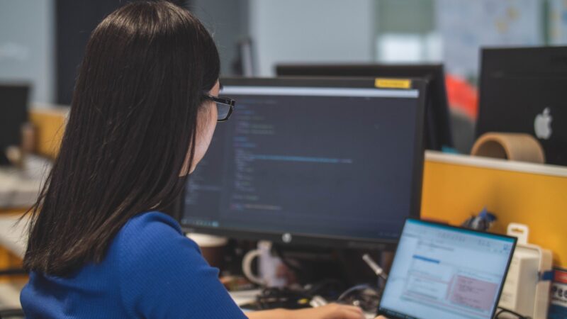 Desigualdade salarial: mulheres ganham 21,3% menos que homens, mesmo com alta do emprego