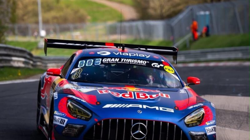 Equipe de Verstappen é punida no grid por batida no treino em Nürburgring