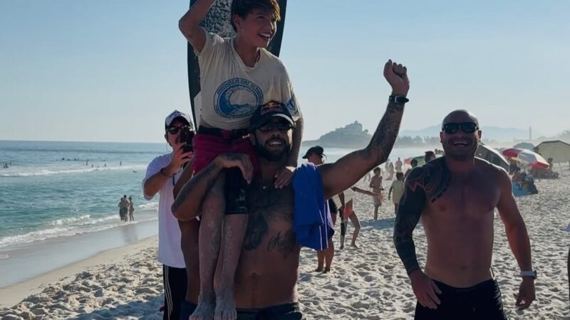 Filho de Pedro Scooby, Dom vence 1º torneio aos 14 anos e ganha elogio de Medina: “Sua hora”