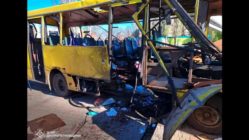 Drone da Rússia atinge ônibus e mata 5 pessoas na Ucrânia; VÍDEO