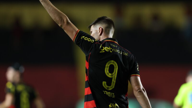 Técnico elogia Perotti após atacante marcar gol da vitória do Sport: “Queria 11 iguais a ele”