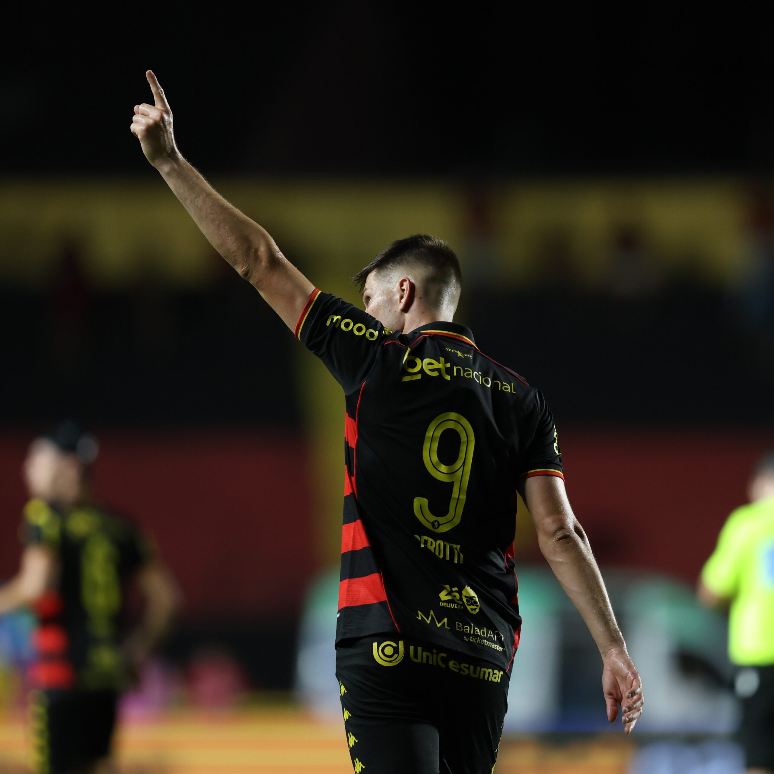 Técnico elogia Perotti após atacante marcar gol da vitória do Sport: “Queria 11 iguais a ele”