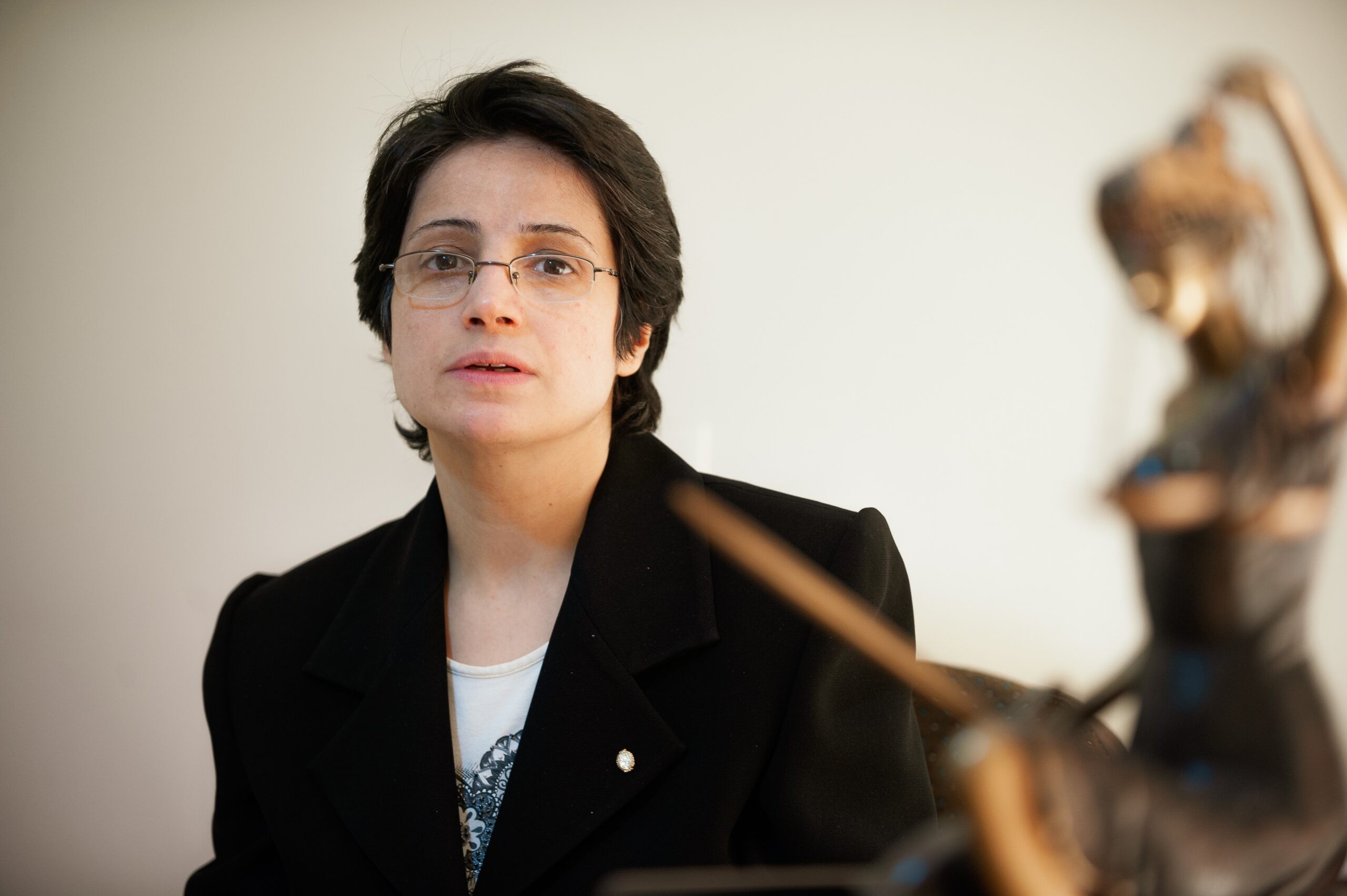 Irã prende advogada de direitos humanos premiada Nasrin Sotoudeh, denuncia filha