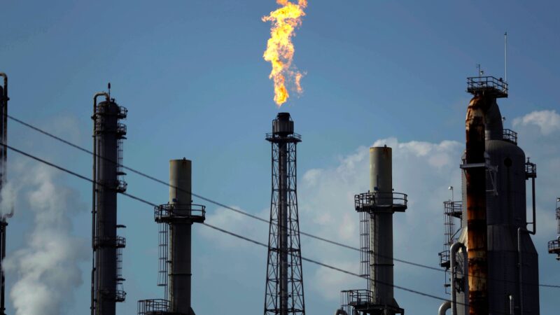 Petróleo sobe acima de US$ 100 após fracasso nas negociações e ameaça de Trump sobre Ormuz