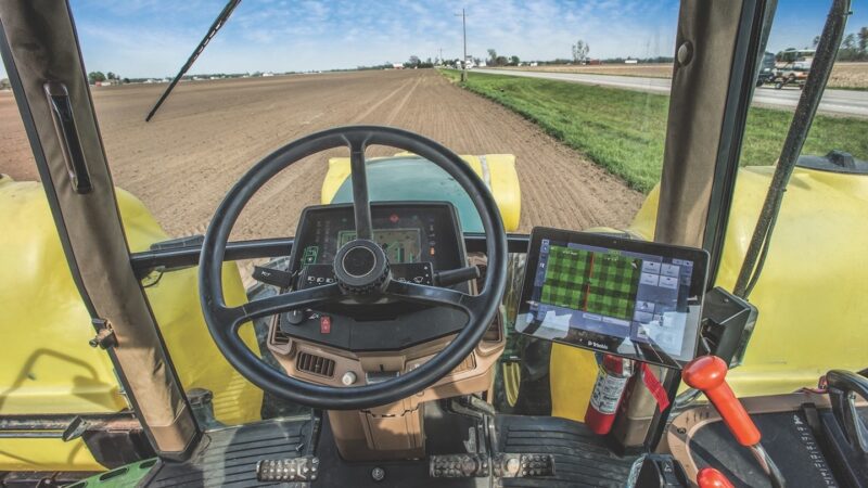 Agrishow: comando de trator que se assemelha a ‘videogame’ torna rotina do produtor mais intuitiva e econômica
