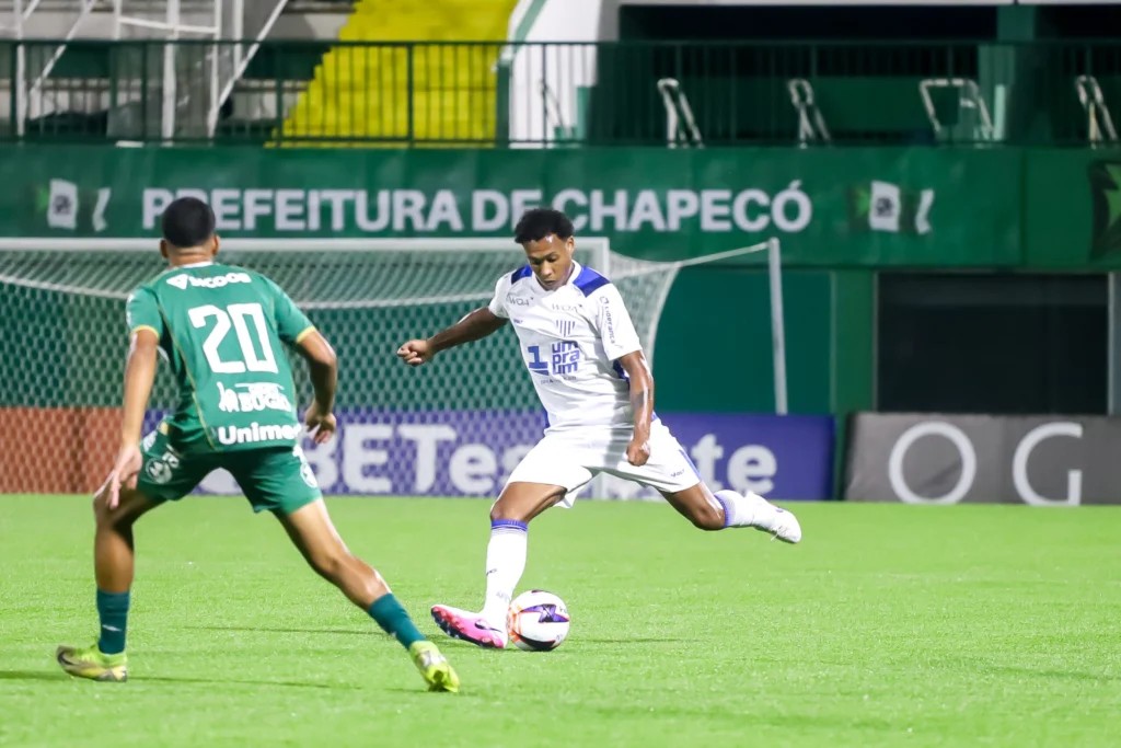 Cauan de Almeida valoriza a rotação do elenco do Avaí: “Vamos ganhando mais opções”