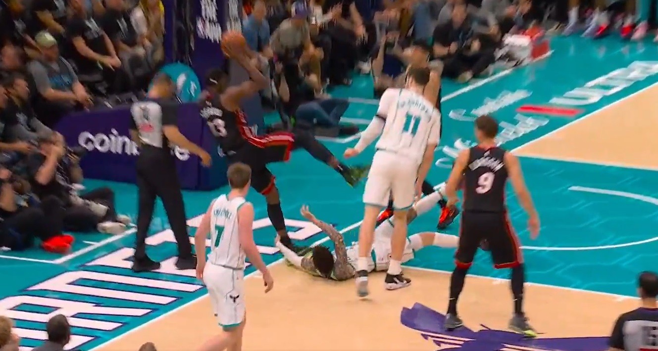 Técnico do Heat critica LaMelo Ball por rasteira em Adebayo: “Essas palhaçadas não têm lugar no jogo”