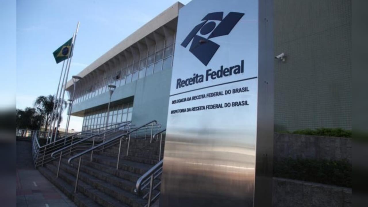 É #FAKE alerta de WhatsApp da Receita Federal que cobra dívida de CPF e ameaça bloquear PIX e conta bancária; trata-se de golpe