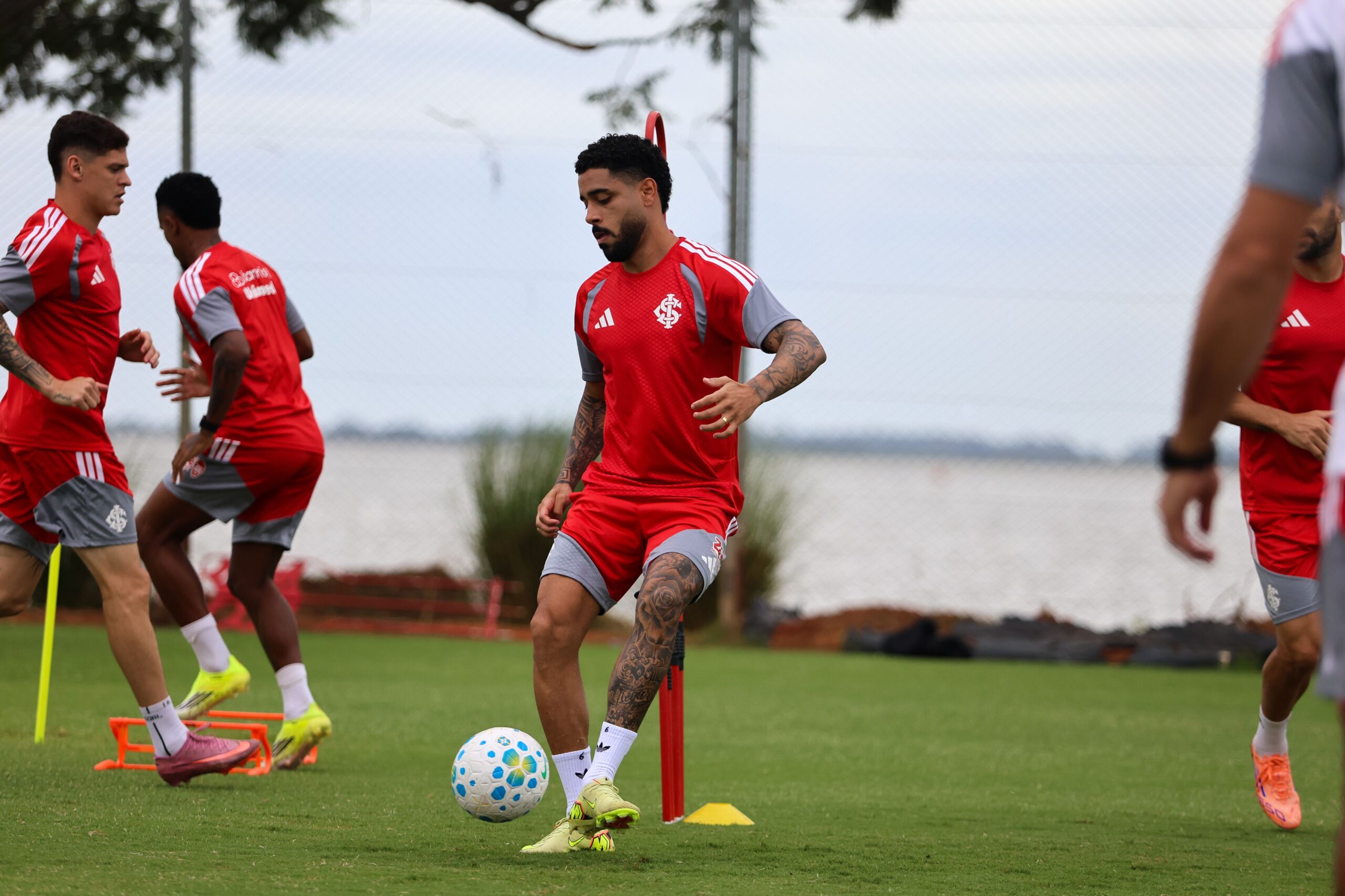 Matheus Bahia segue como dúvida no Inter; veja opções para a lateral