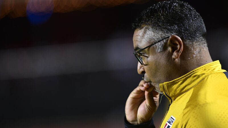 Torcida do São Paulo vaia e protesta contra Roger Machado e Rui Costa; veja vídeo