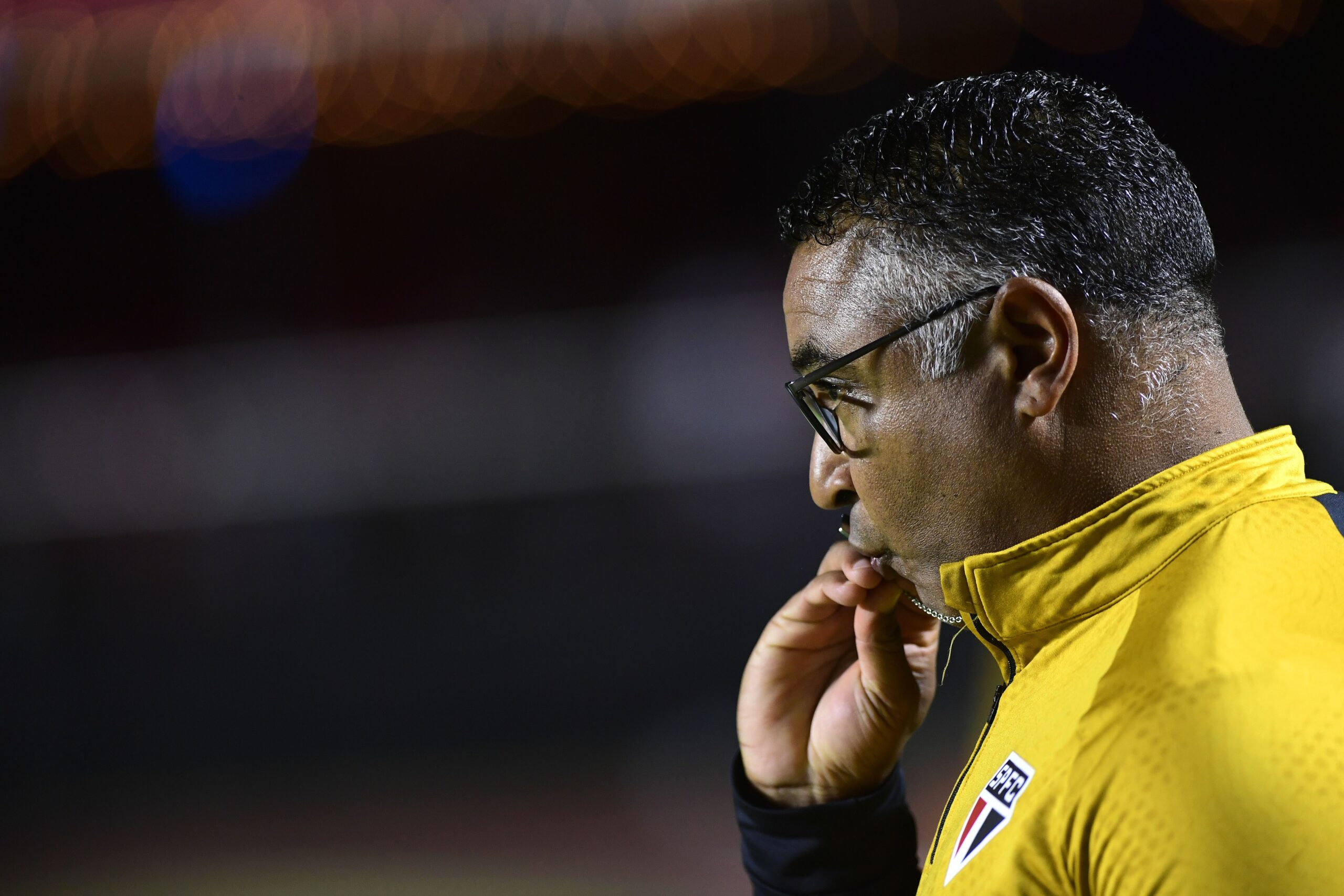 Torcida do São Paulo vaia e protesta contra Roger Machado e Rui Costa; veja vídeo