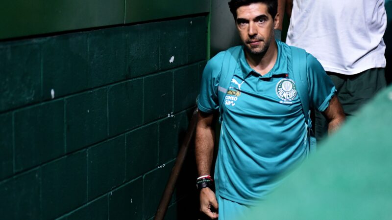 “Vou deixar de ser escudo”: Abel diz que mudará postura no Palmeiras após advertência por crítica ao VAR