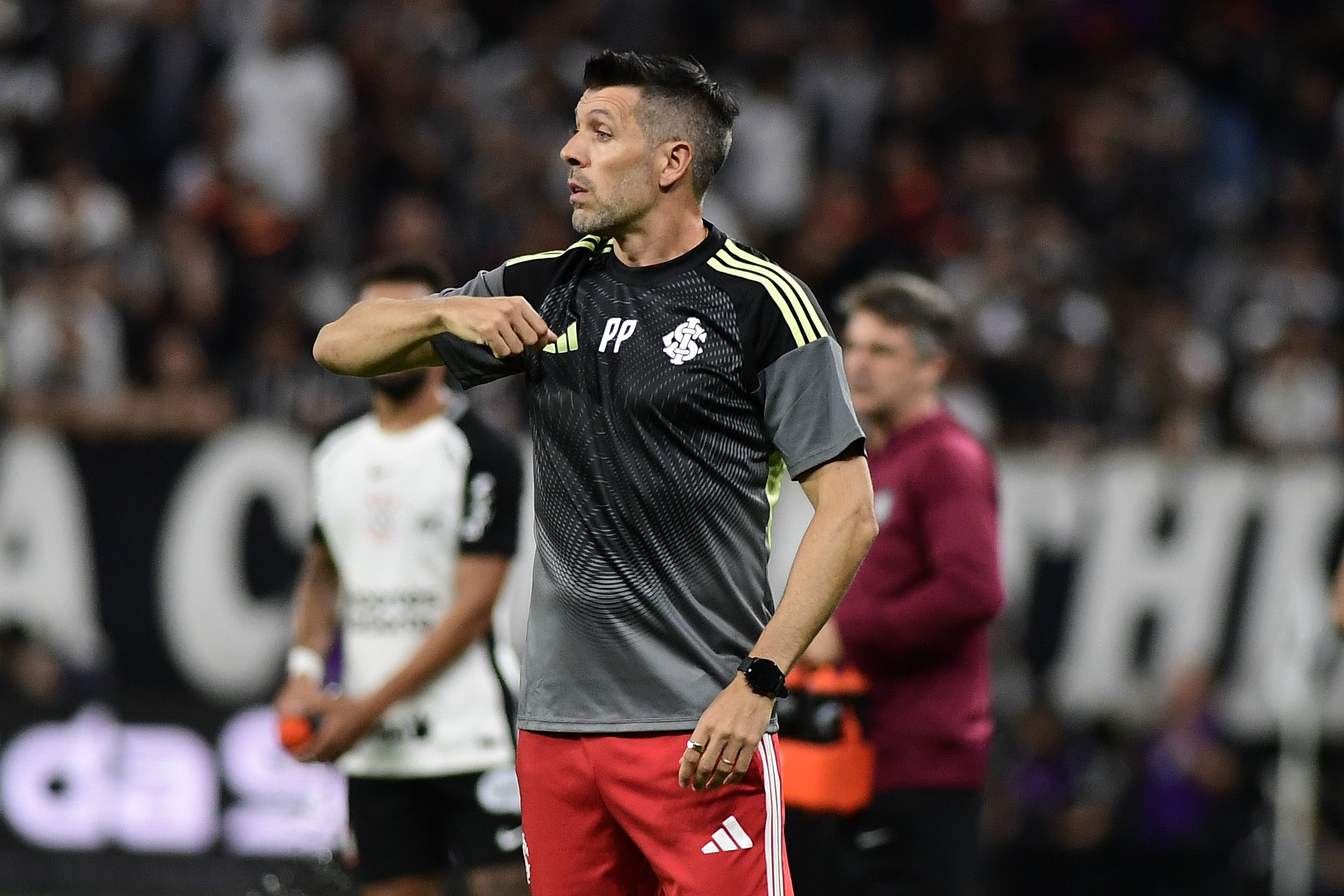 Pezzolano abre mão da convicção no Inter e mostra variação tática para arrancar no Brasileirão